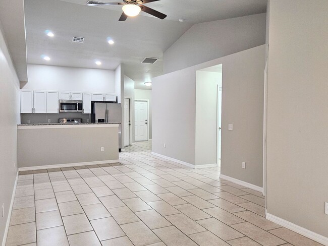 Building Photo - Like New  3 bedroom, 2bath 1 car garage