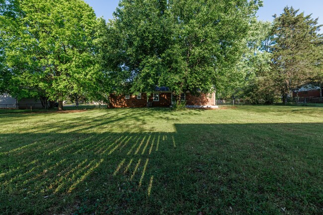 Building Photo - 110 Greenwood Cir