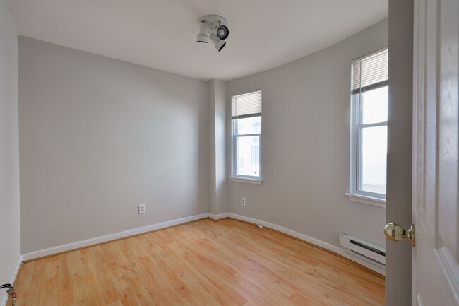 Building Photo - 1440 W Grange Ave