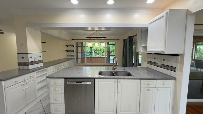 Building Photo - 12157 Sycamore Ln