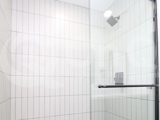 Building Photo - 2516 E Broadway Rd