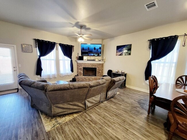 Building Photo - Upland Crossing - 3/2/2 All Appliances Included