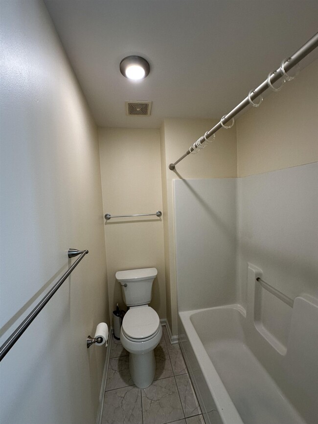 Building Photo - 1093 River Isle Dr