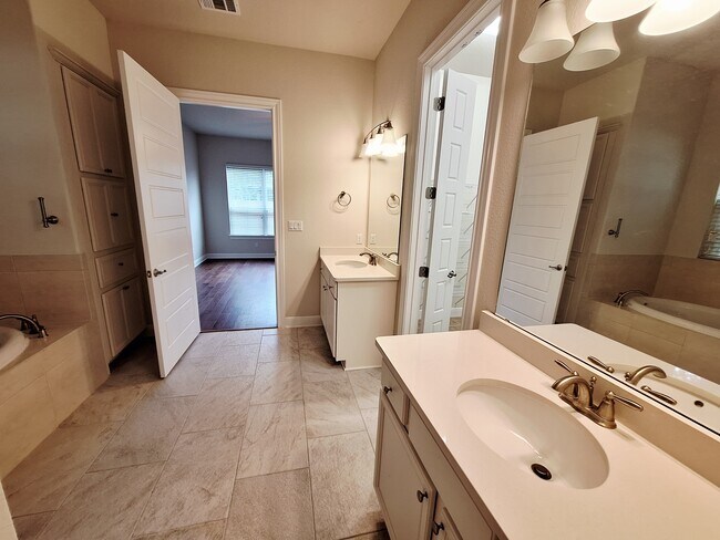 Building Photo - 4562 Katherine Dr