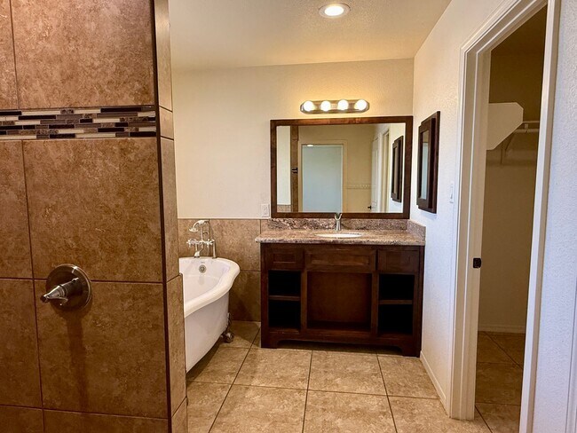 Building Photo - 4 bedroom view home in San Luis, AZ