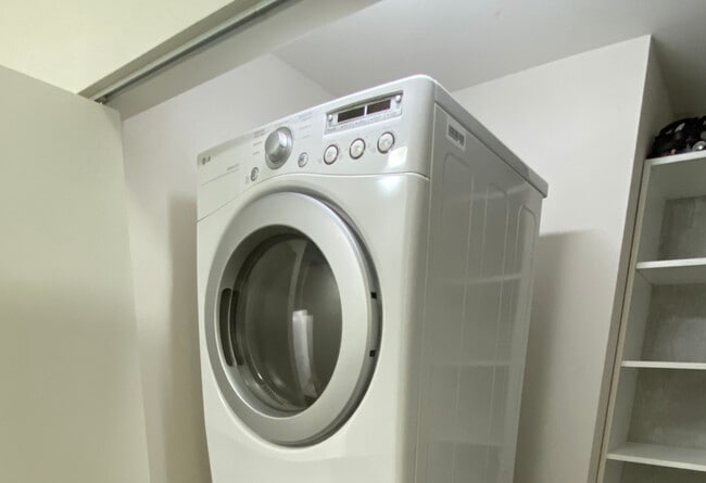 Building Photo - 235 W Van Buren St