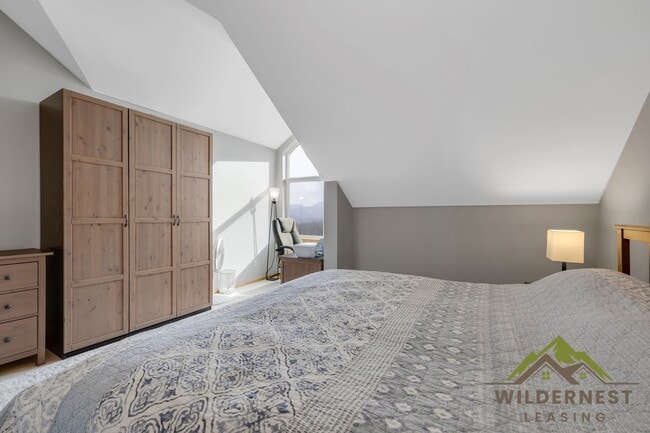 Building Photo - Spacious Townhome with Amazing Views