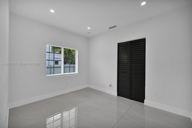 Building Photo - 570 NW 48th St