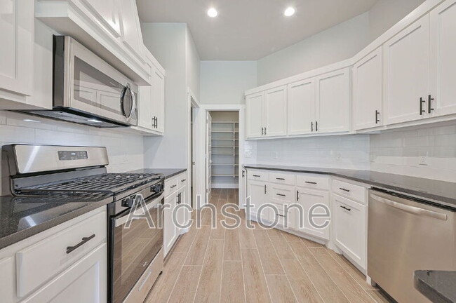 Building Photo - 2140 N Everest Ave