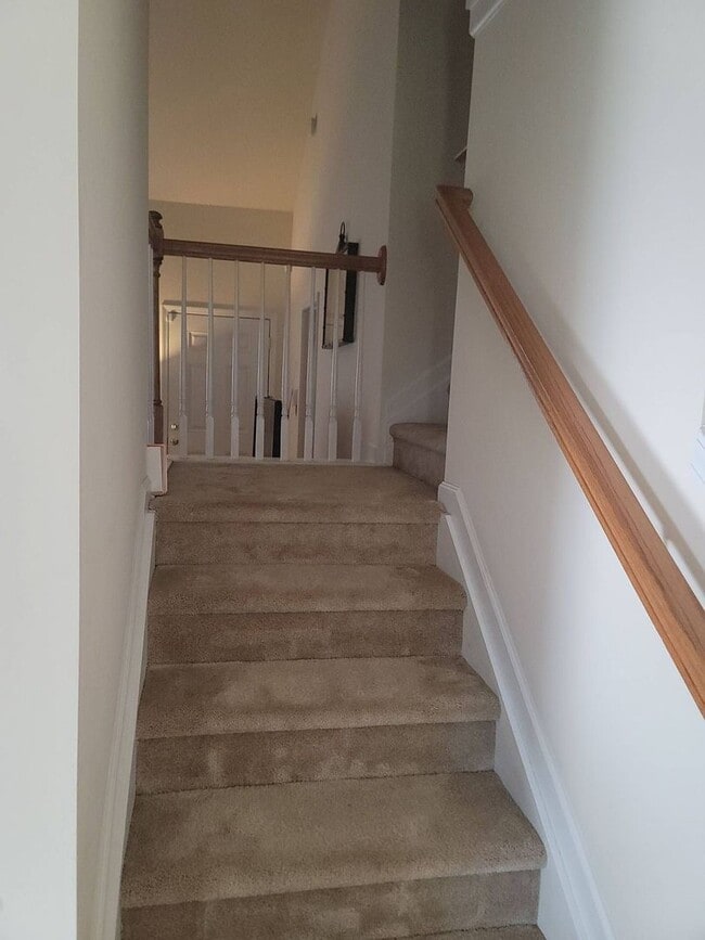 Building Photo - 3 bedroom 2.5 bath townhome in University Area