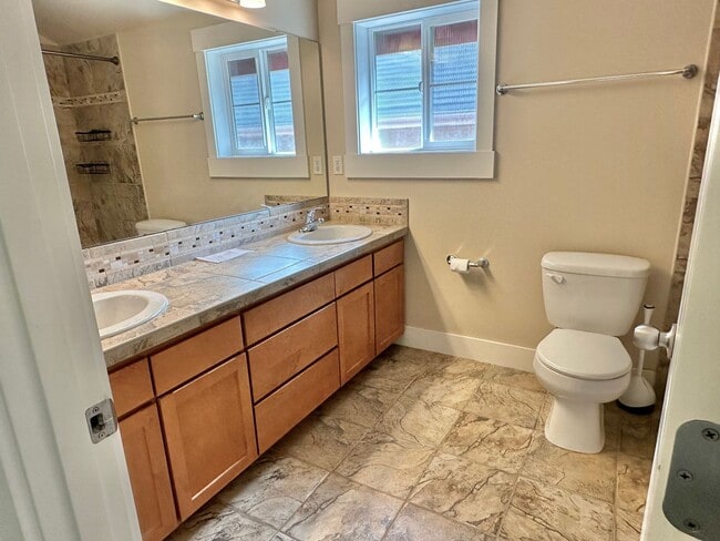 Building Photo - Lovely 3 bed Townhome in Pinehurst neighbo...