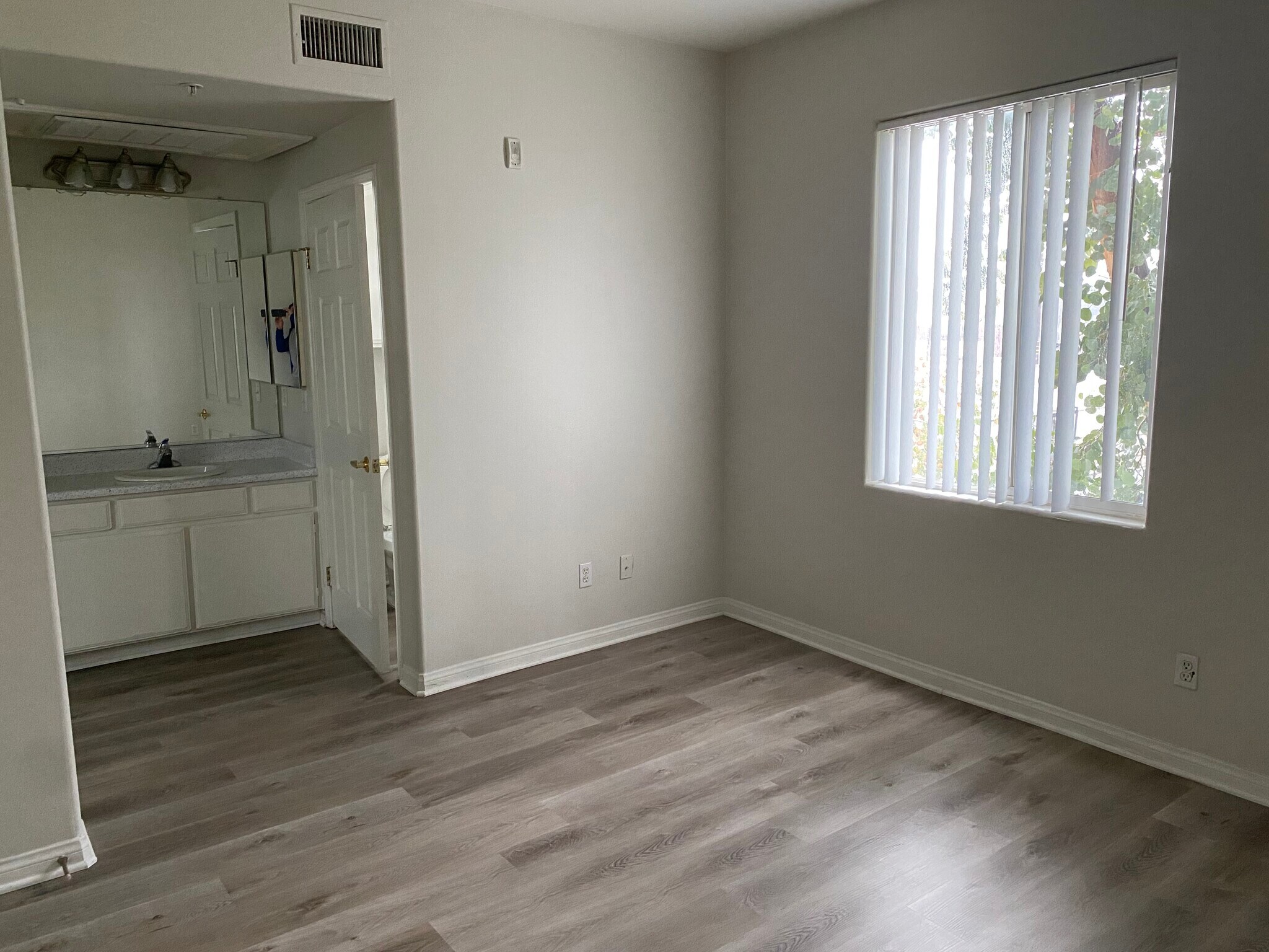 Building Photo - 9825 Topanga Canyon Blvd