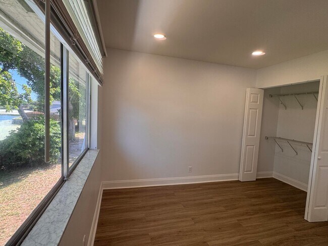 Building Photo - 805 Tiffany Dr W