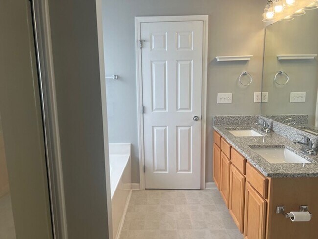 Building Photo - 8 Grosbeak Ln