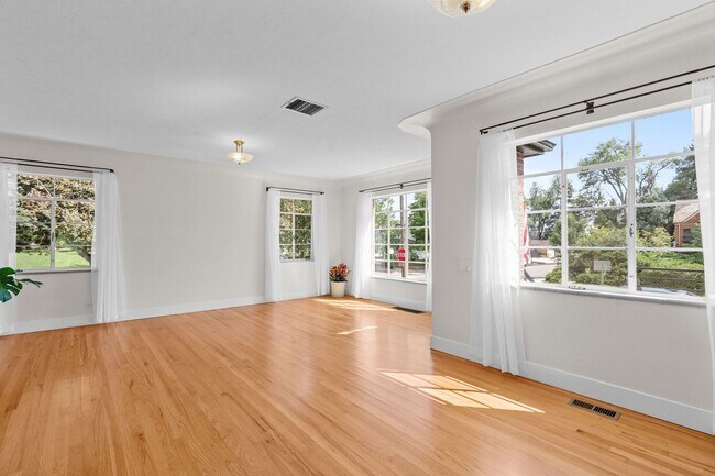 Building Photo - Stunning 4 Bed 2 Bath Home across the Stre...