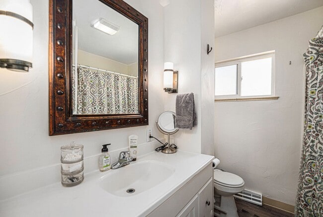 Building Photo - Updated 2 Bed | 1.5 Bath Upper Duplex Near...
