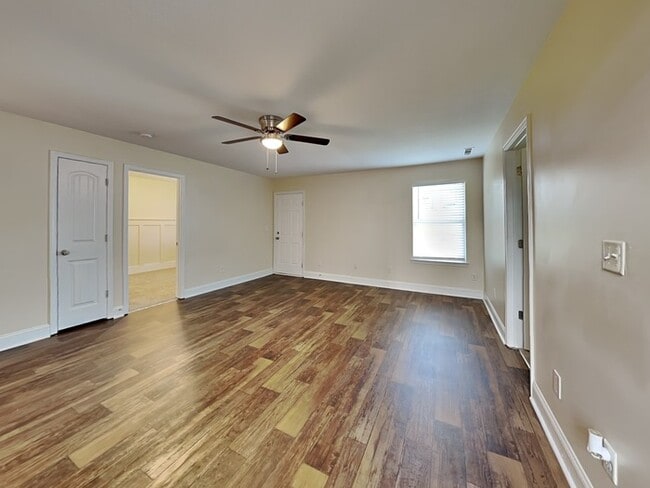 Building Photo - Beautiful 6 Bedroom Home located in Hampton!