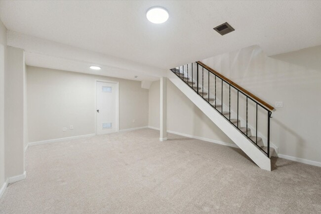 Building Photo - Adorable and Spacious Golden Townhome