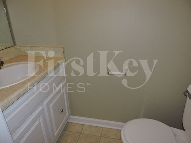 Building Photo - 8601 Thorncliff Fairway