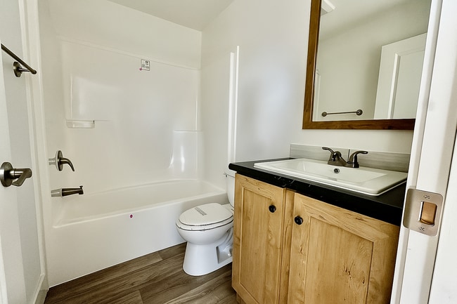 Building Photo - 16 Rainier St N