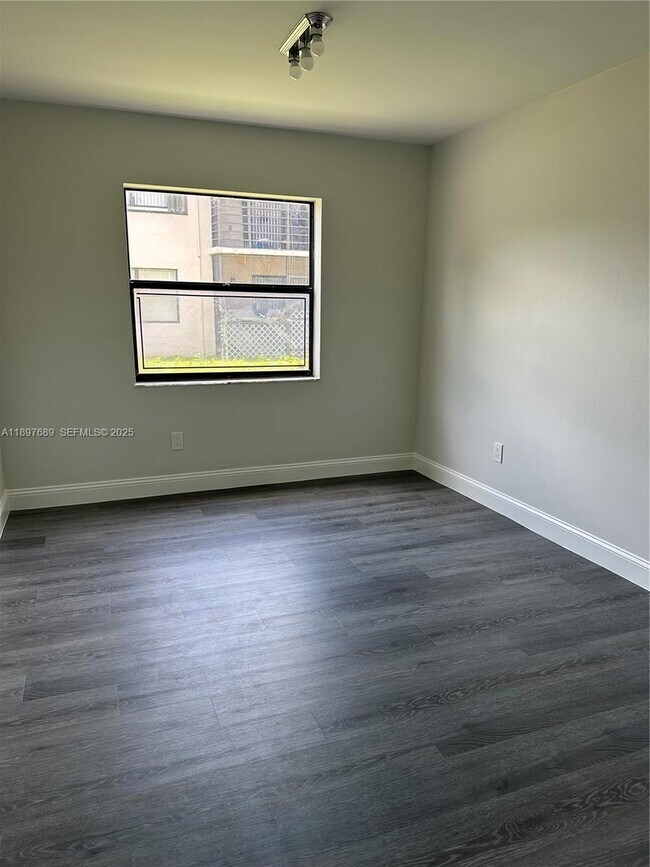 Building Photo - 855 NE 209th St