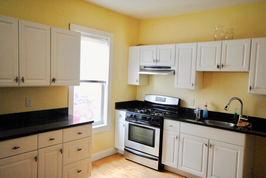 Primary Photo - 1085 Dorchester Ave