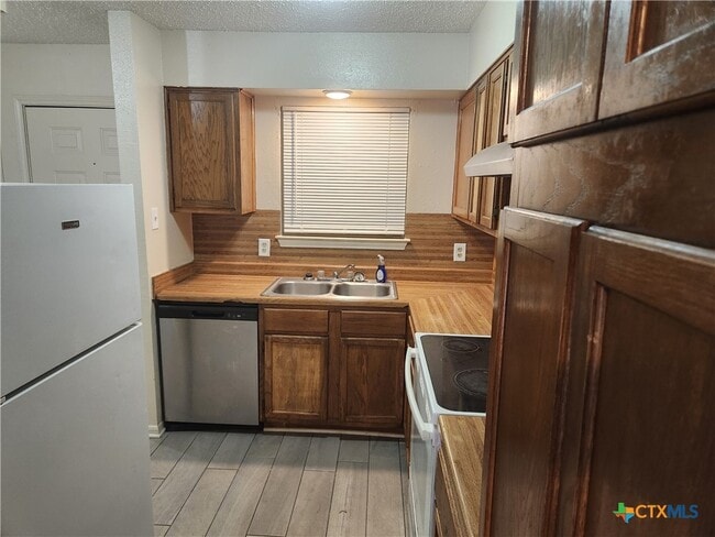 Building Photo - 812 Ticonderoga Dr