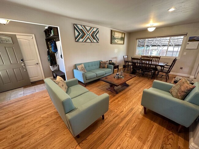 Building Photo - Cozy Rancher In The Addisons!