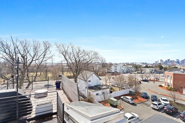 Building Photo - 631 Saratoga St