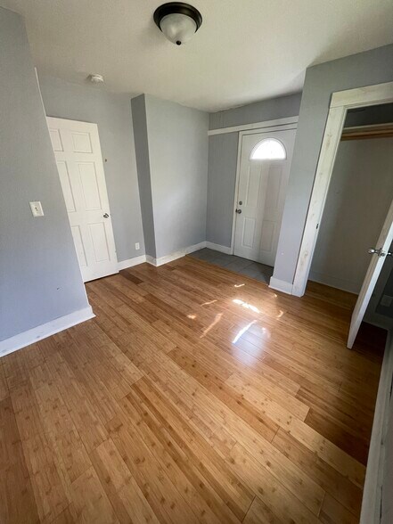 Building Photo - 513 4th Ave NW