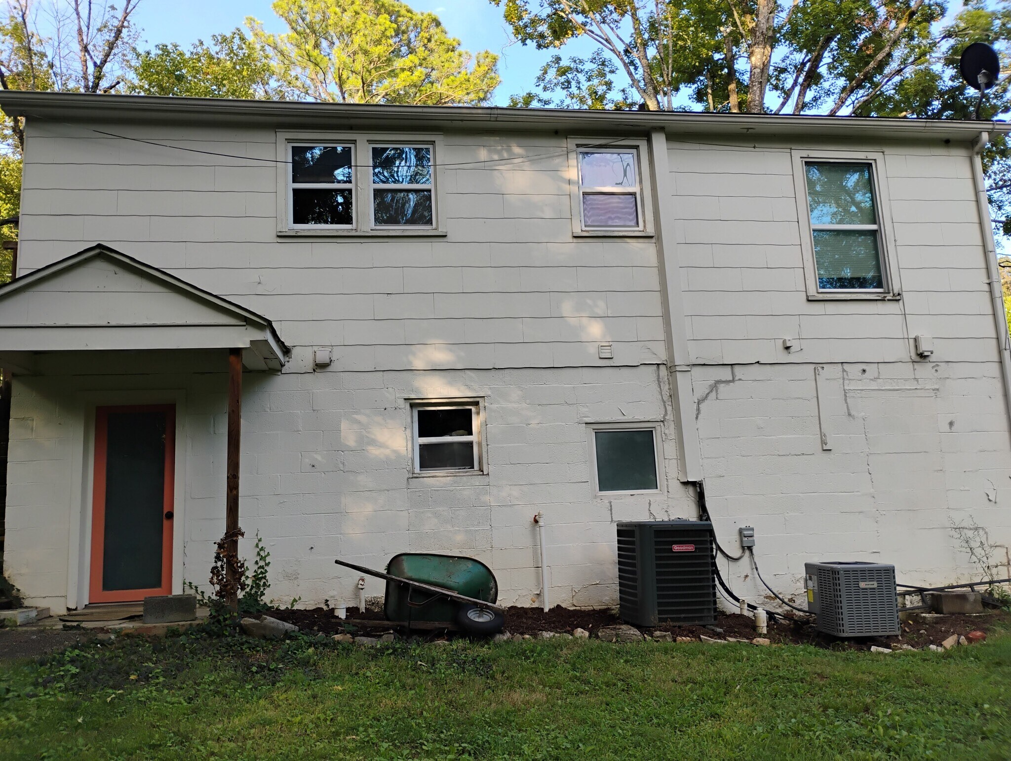 rear entry to apartment - 509 Burns Rd