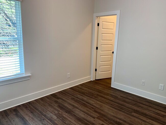 Building Photo - Spacious home with Garage and Fenced Backy...