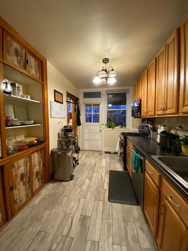 Building Photo - 6356 N Paulina St