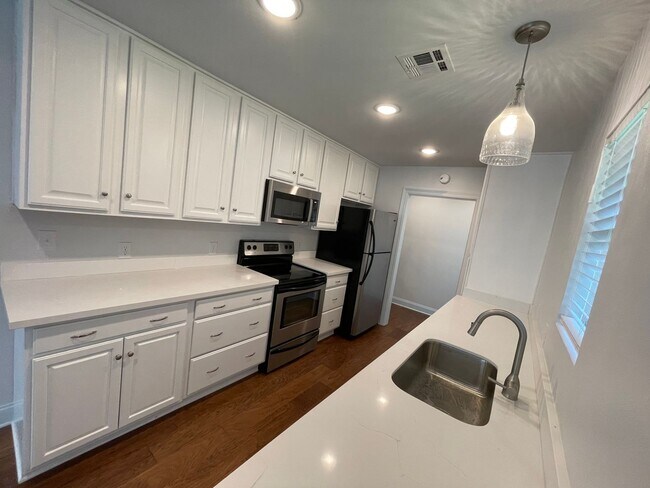 Building Photo - Newly renovated 3/2 home located in Covington