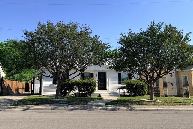 Building Photo - Beautiful Newly Remodeled Home