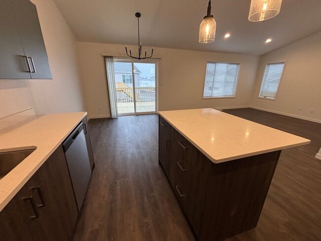 Building Photo - 3 Bed 3 Bath Town Home