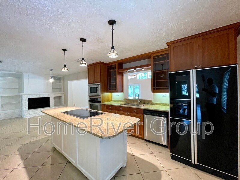 Building Photo - 2105 W Country Club Dr