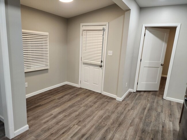 Building Photo - Beautiful 4 bedroom 2 bathroom home with g...