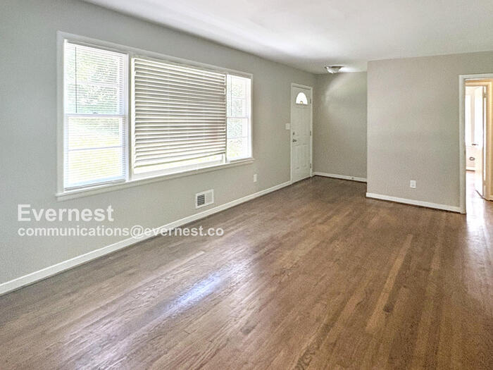 Building Photo - 2616 Wood Dr NE