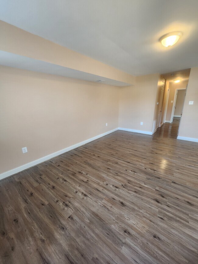 Living room/entry - 8501 Inyo Ct