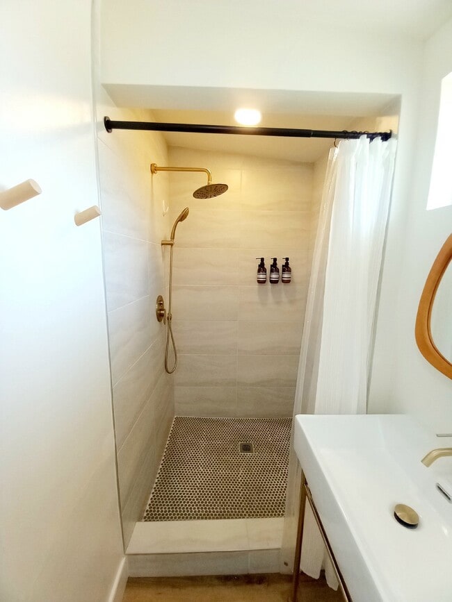 Building Photo - Beautifully Renovated 3 bd, 2 ba in Old To...