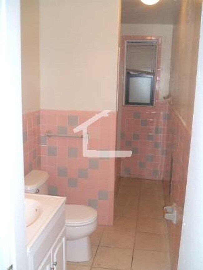 Building Photo - 20% off fee!  Right by T and BU!  Heat & H...
