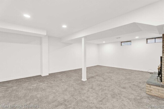 Building Photo - 7011 White Pine Dr