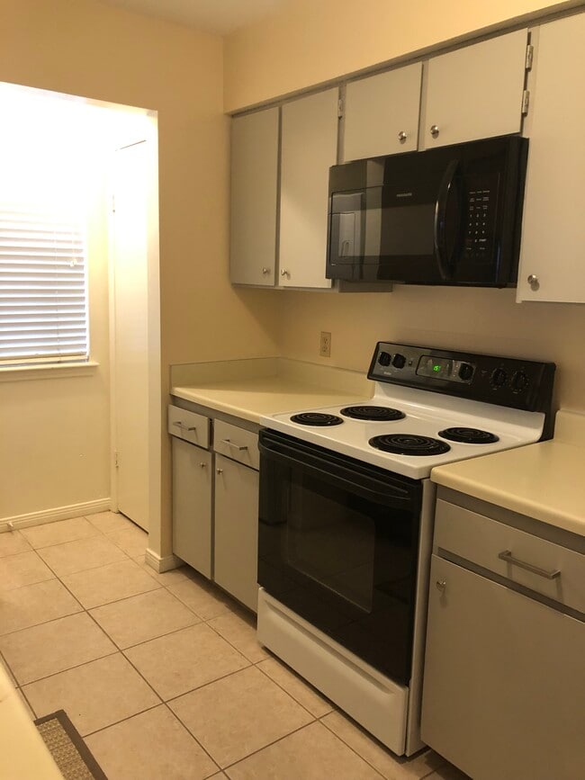 Kitchen - 2401 Sycamore Ave