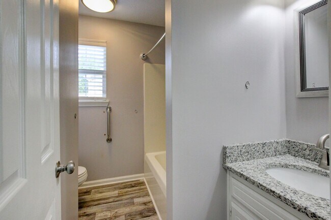 Building Photo - Updated 3bed 2 bath in St B with SEPARATE WORKSHOP around back.