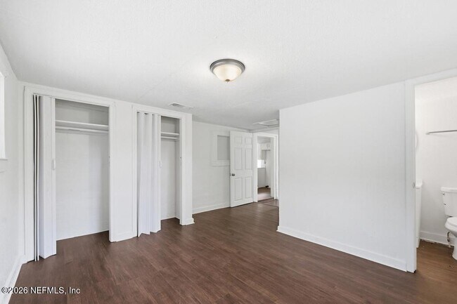 Building Photo - 1823 W 44th St