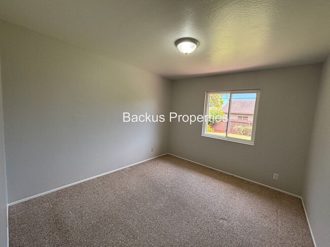 Building Photo - Three bedroom North Salinas Home on Linwoo...