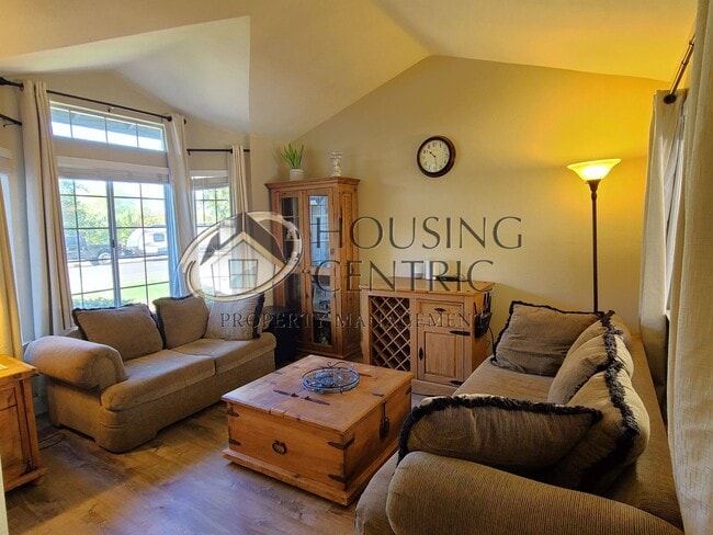 Building Photo - Executive Folsom Rental EXCELLENT Location and a POOL!