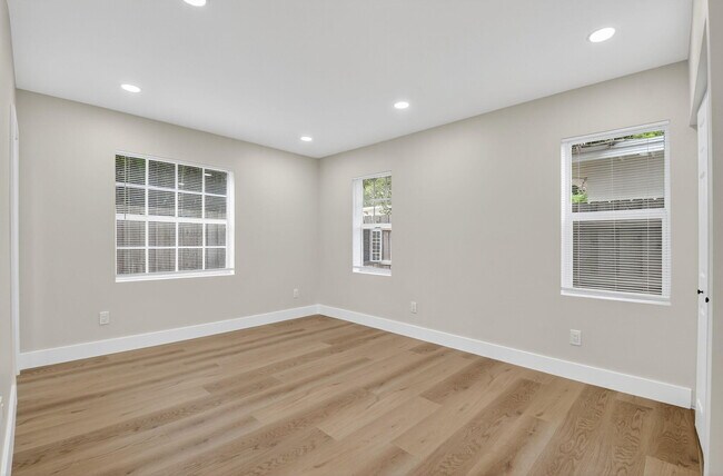 Building Photo - 409 47th St