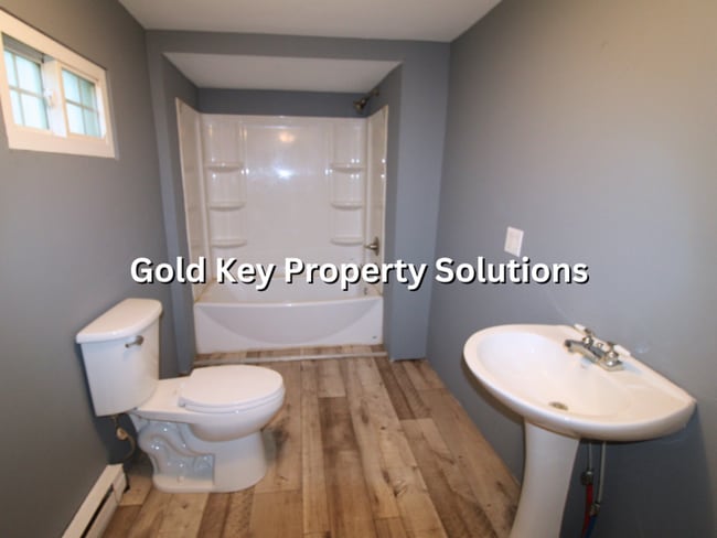 Building Photo - Fully Updated 2 BR 1 BA House with Covered...